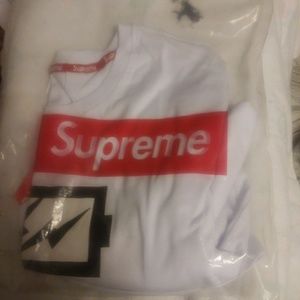 BRAND NEW  SUPREME T-SHIRT SHIRT